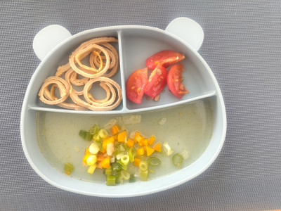 Gemüsesuppe - Flädle - Tomatensalat