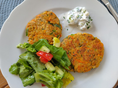 Karottenbratlinge mit Kräuterdip und Salat Karottenbratlinge mit Kräuterdip und Salat