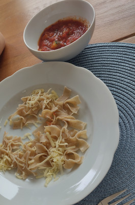 Bandnudeln mit Tomatensoße und Käse Bandnudeln mit Tomatensoße und Käse