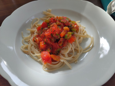Spaghetti mit Tomaten-Gemüsesoße Spaghetti mit Tomaten-Gemüsesoße